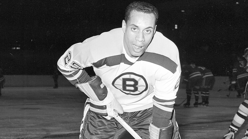 Un joueur de hockey noir sur la glace dans une photo d'archives