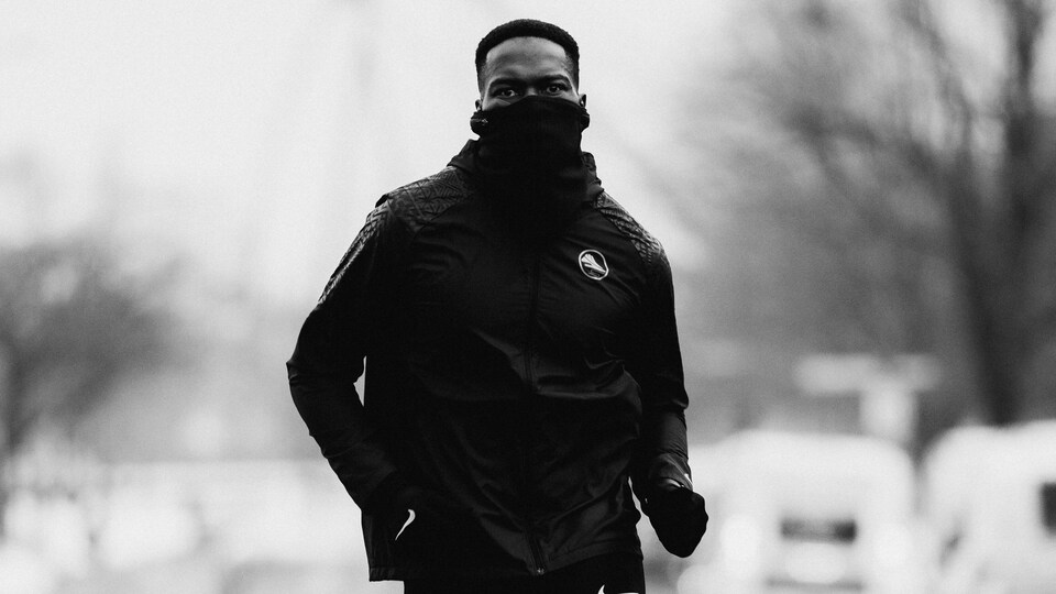 Photo de Xavier Jourson courant dans la rue, en noir et blanc.