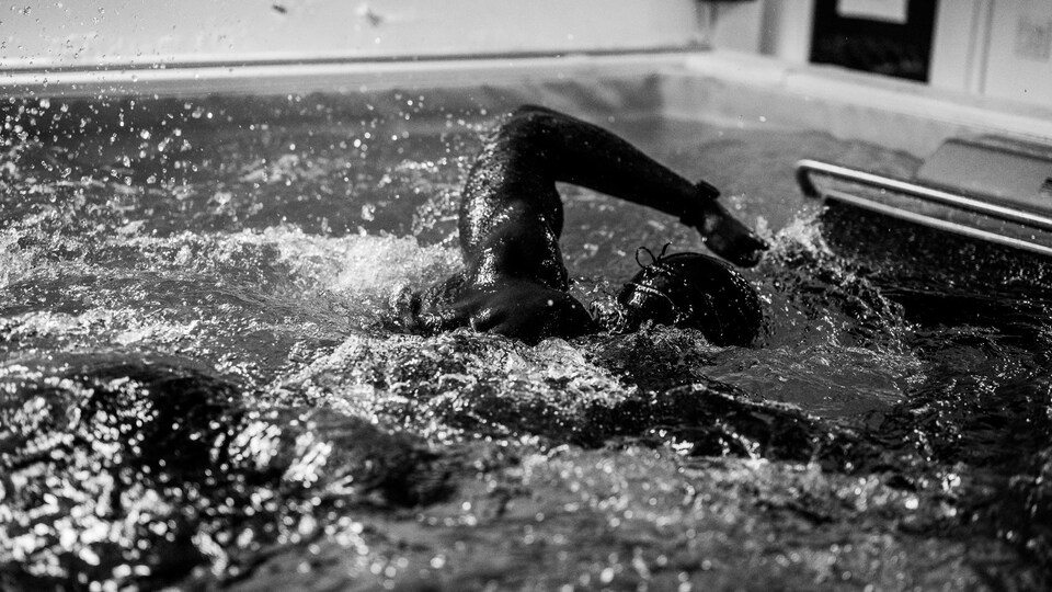 Photo de Xavier Jourson nageant dans un bassin.