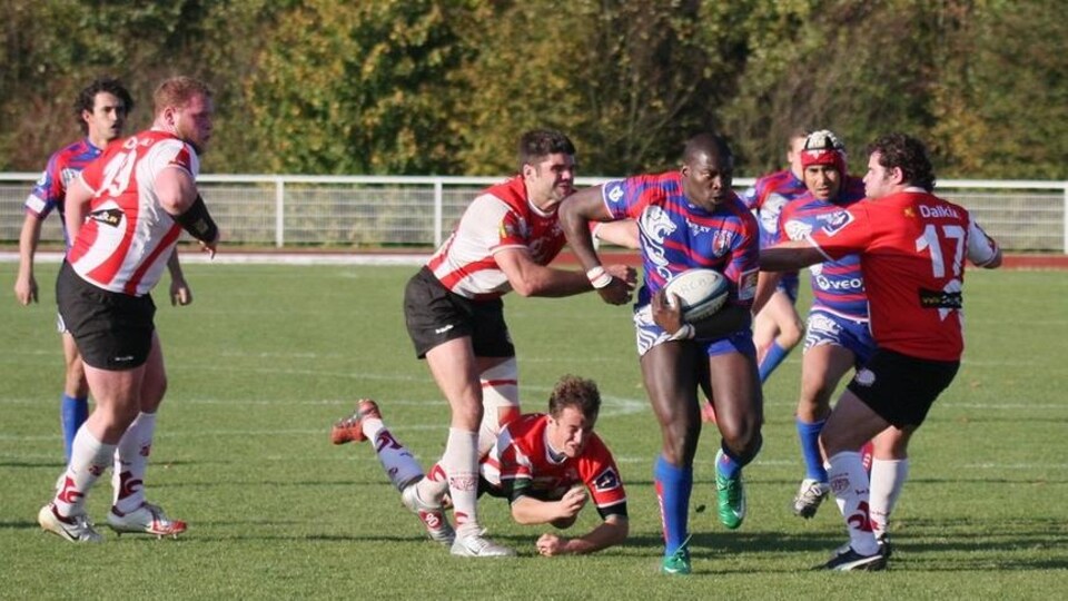 Photo d'une équipe de rugby jouant sur un terrain extérieur.