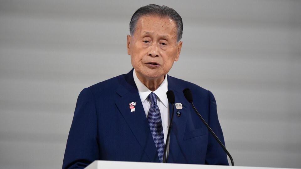Le président du comité organisateur des JO de Tokyo s'adresse à la foule.