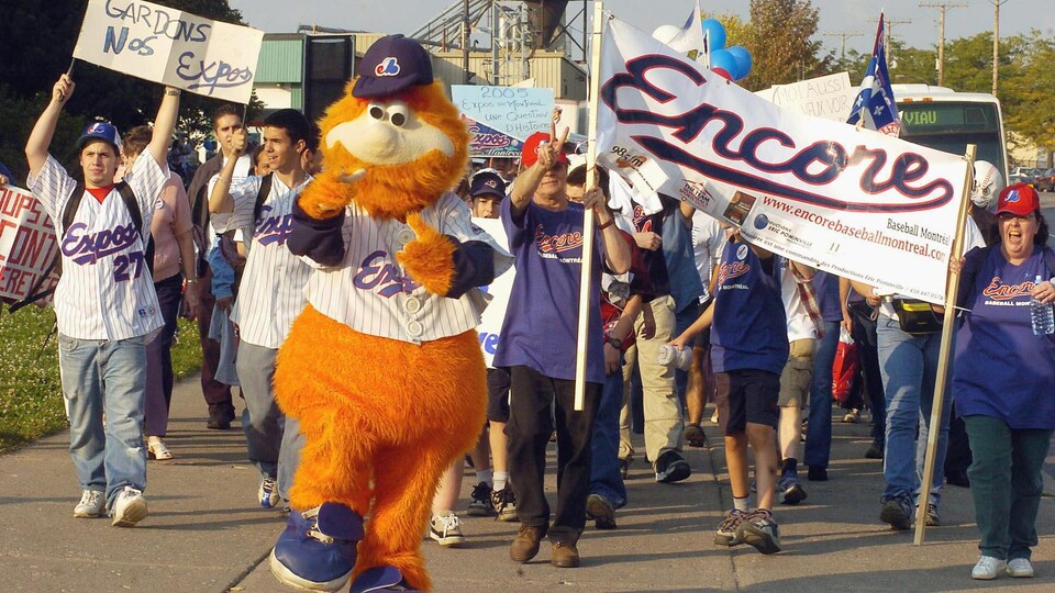 La mascotte des Expos, Youppi!, entouré de partisans de l'équipe avant un match contre les Phillies, le 25 septembre 2004