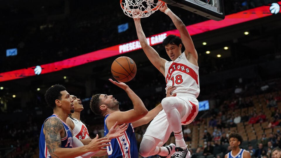 Yuta Watanabe, des Raptors, s'accroche au panier après avoir inscrit des points pour Toronto.