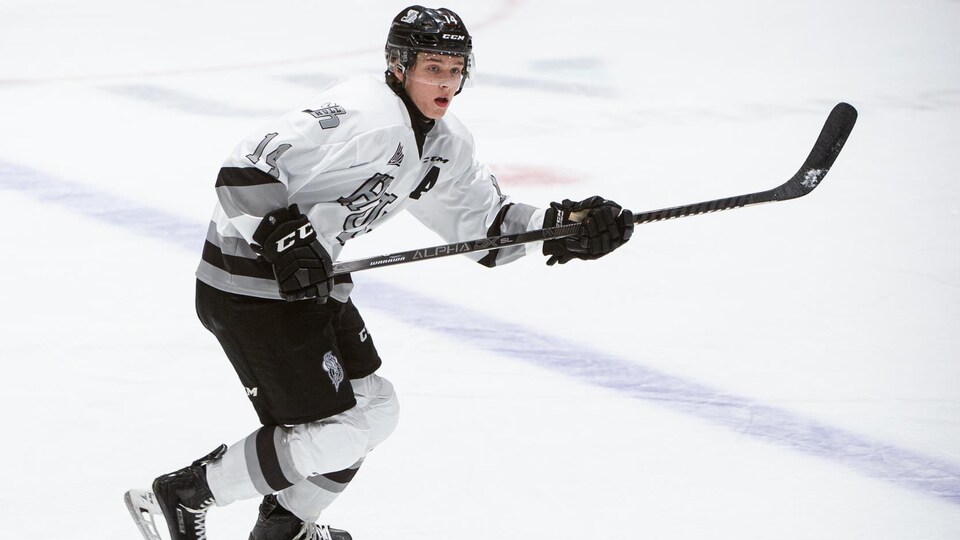 Zach Dean dans l'uniforme des Olympiques.