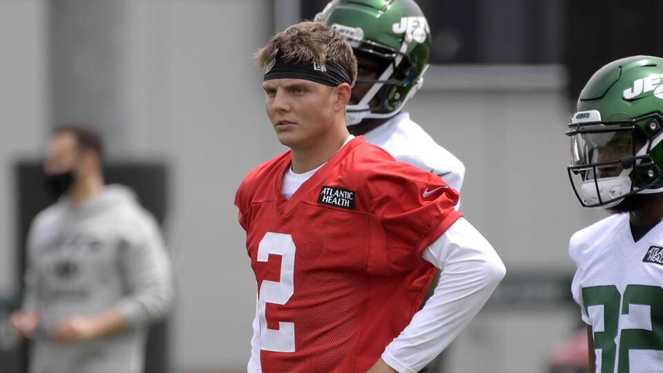 Le nouveau quart-arrière des Jets surveille l'action pendant le camp des recrues de l'équipe, les mains sur les hanches.