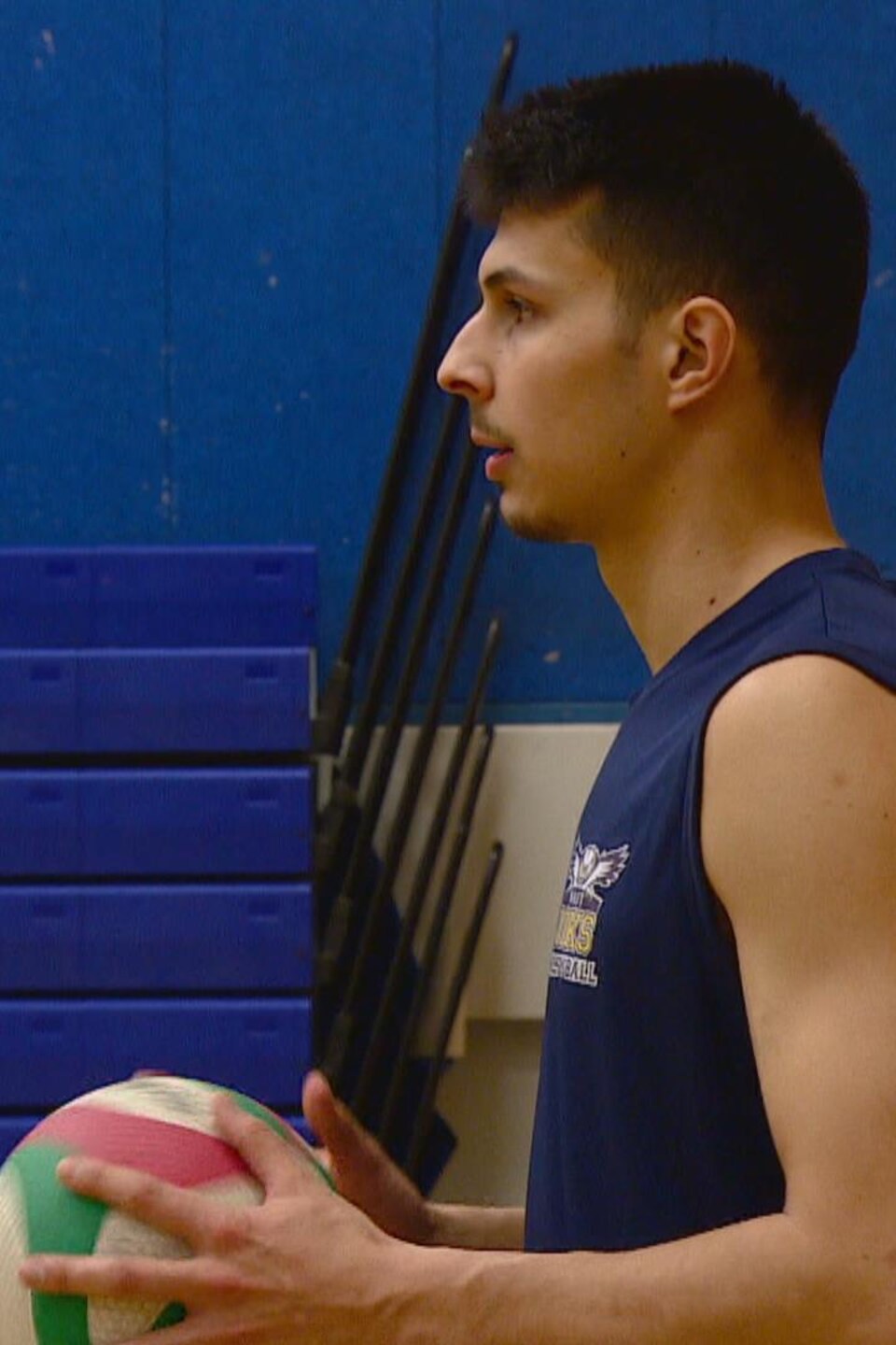 Félix avec un ballon lors d'un entraînement des Ooks du Collège NAIT. Photo prise le 26 janvier 2023. 