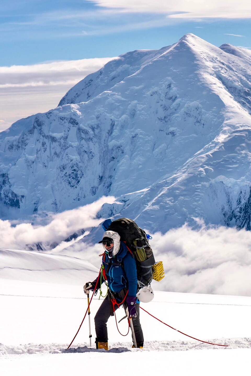 Un alpinista camina en la nieve en una montaña en Alaska. 