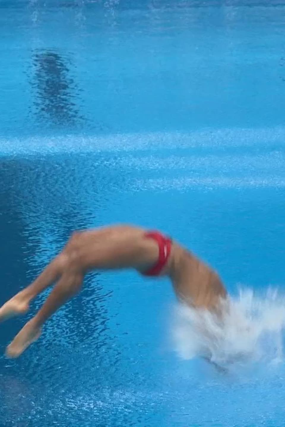 Un plongeur rate son entrée à l'eau