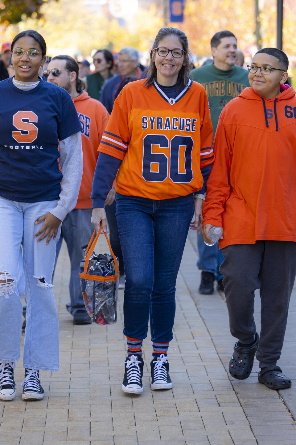 Ils marchent ensemble habillés des couleurs de Syracuse