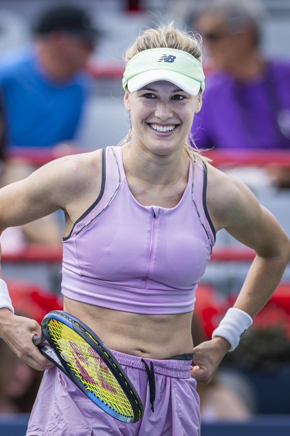 Une joueuse de tennis sourit pendant un entraînement