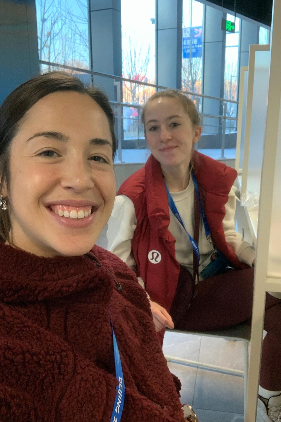 Deux femmes regardent la camra et sourient