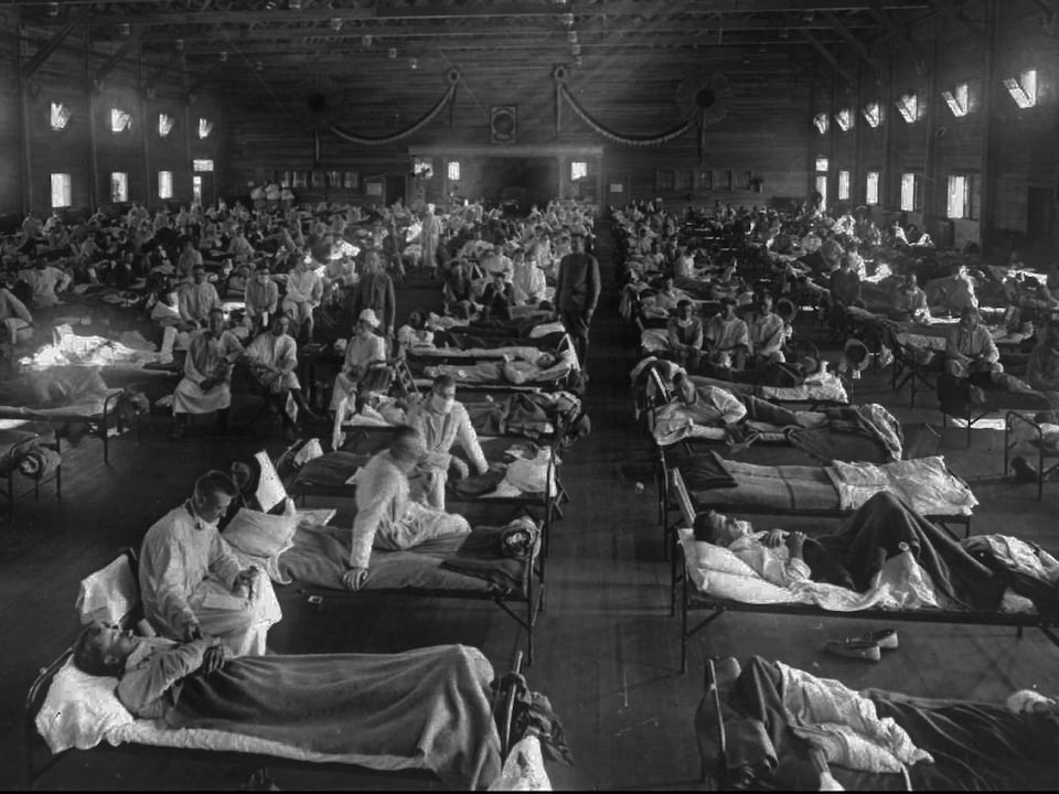 Un hôpital américain débordé en 1918 par l'épidémie de grippe espagnole qui a fait 30 millions de morts partout sur la planète.
