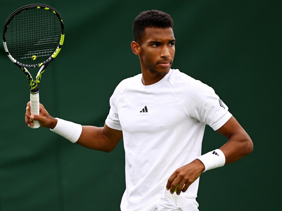 Félix Auger-Aliassime réagit après un point perdu.