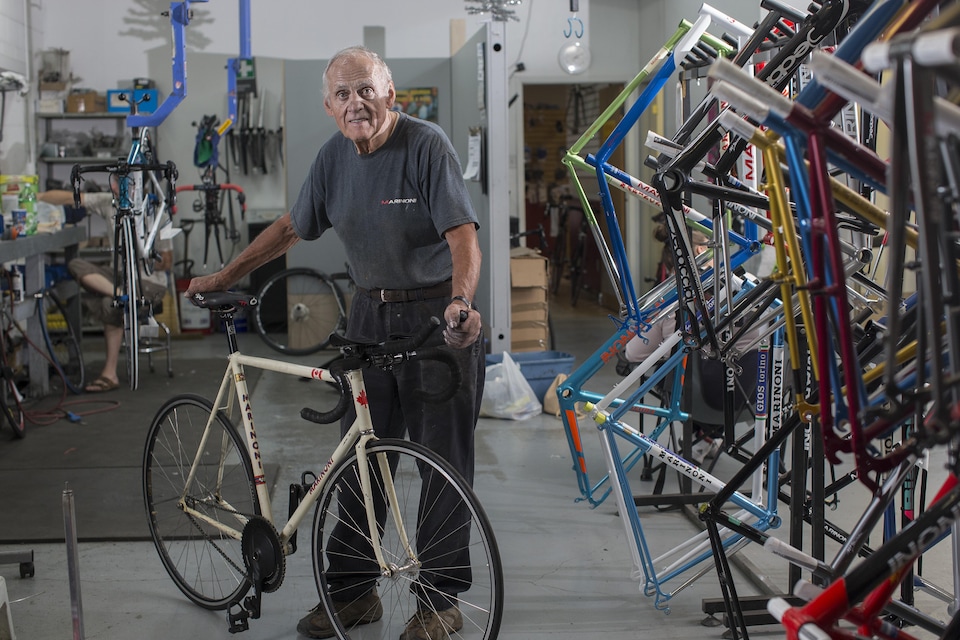 Giuseppe Marinoni avec le vélo qu'il a construit pour Jocelyn Lovell