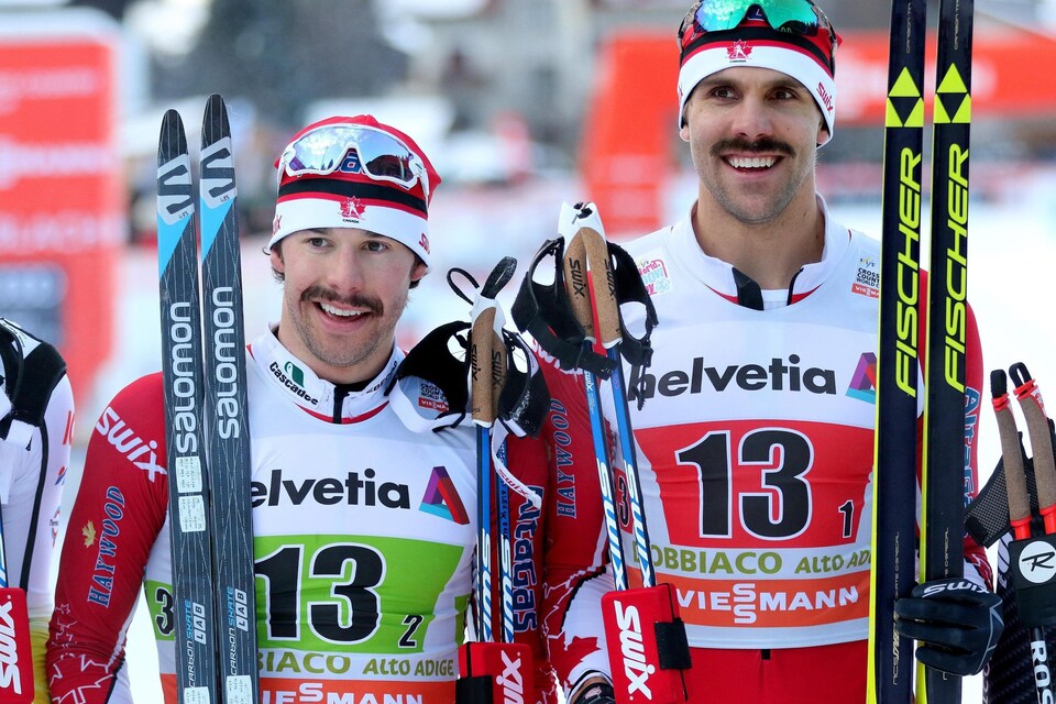 Alex Harvey (gauche) et Len Valjas (droite) vainqueurs pour le Canada au sprint par équipe de la Coupe du monde de ski de fond à Toblach