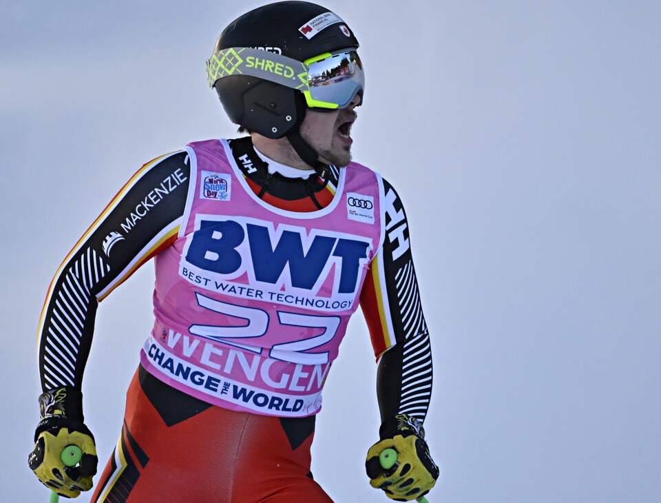 Un skieur de profil reprend son souffle à l'arrivée d'une course.