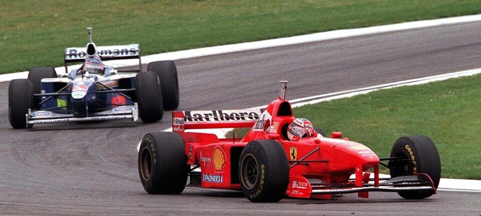 Michael Schumacher devant Jacques Villeneuve