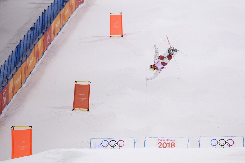 Mikaël Kingsbury en pleine descentes aux Jeux olympiques de 2018