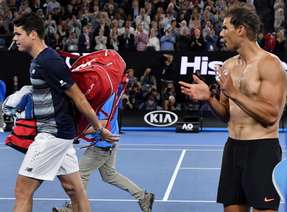 Rafael Nadal applaudit Milos Raonic après l'avoir éliminé en quarts de finale à Melbourne