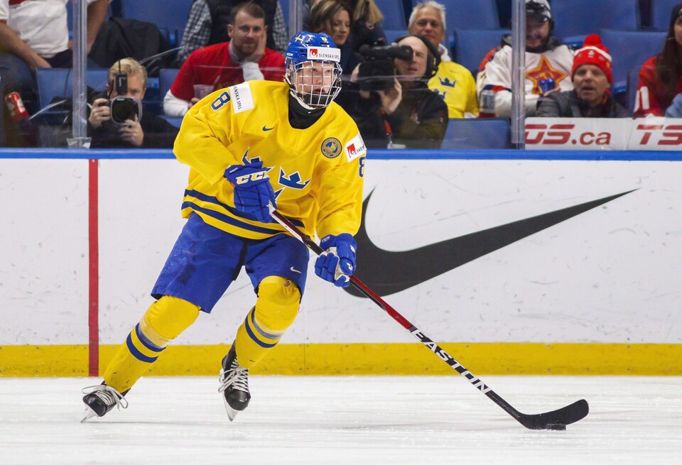 Rasmus Dahlin manie la rondelle lors d'un match de la Suède au Championnat du monde de hockey junior, à Buffalo. 