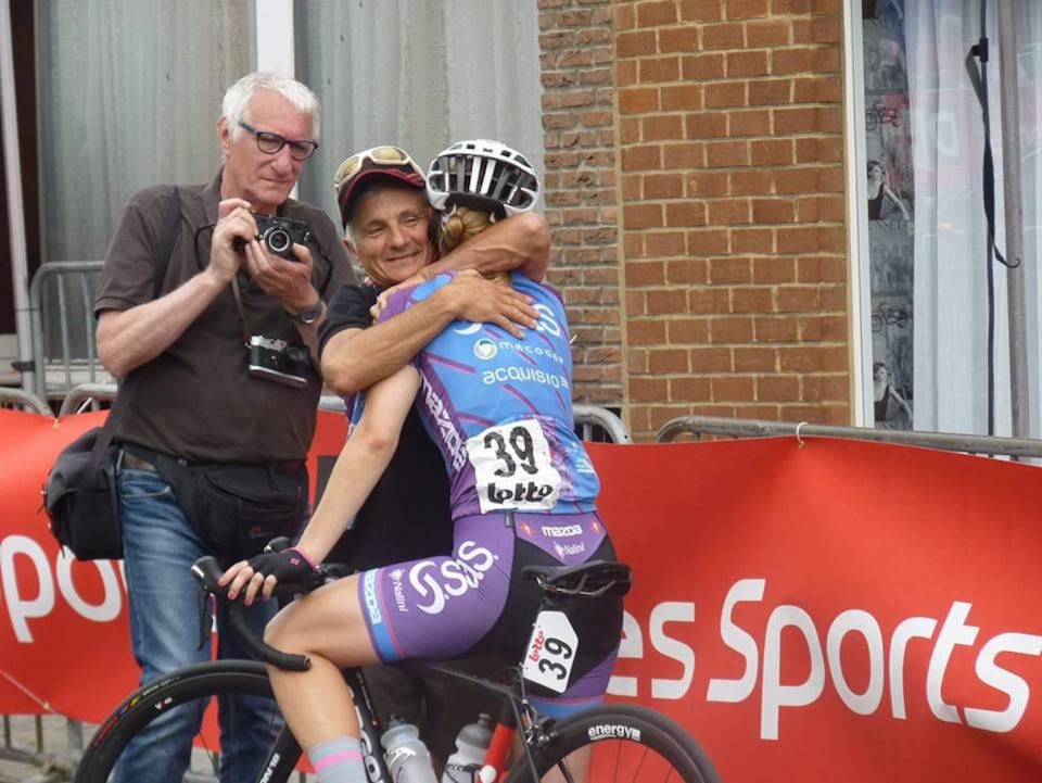 Le président de SAS-Mageco Gérard Penarroya félicite la cycliste Adriane Provost