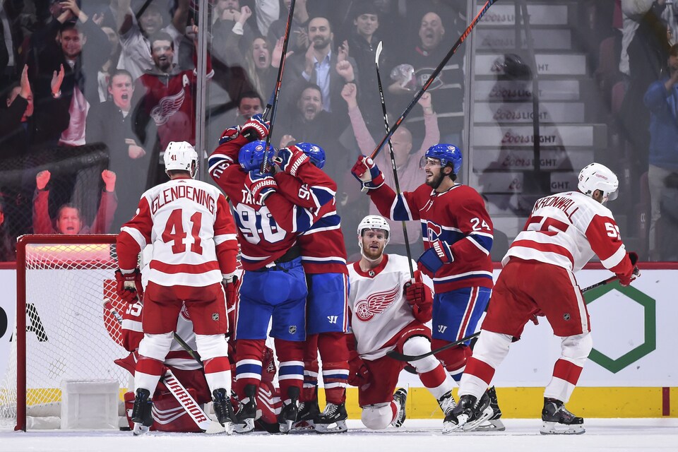 Le trio composé de Tomas Tatar, Brendan Gallagher et Phillip Danault célèbre un but contre les Red Wings.