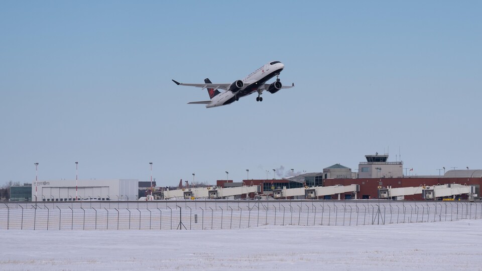 Un avion décolle de l'aéroport de Regina.