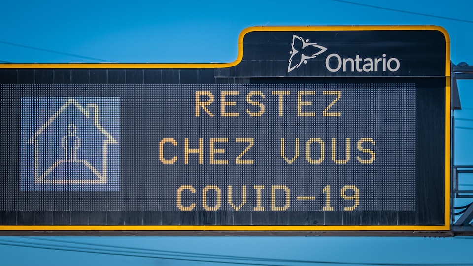 Gros plan sur un message en français : « Restez chez vous, COVID-19 ».