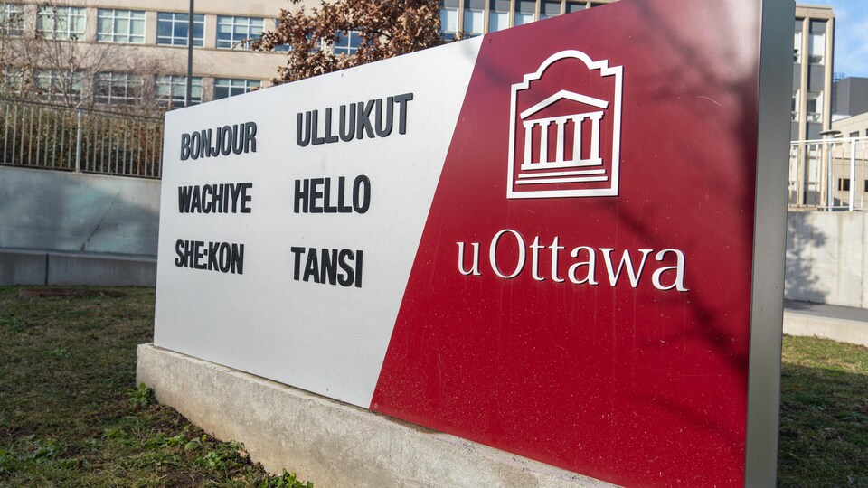 Une affiche de l'Université d'Ottawa.