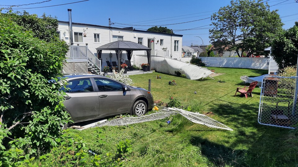 Une voiture sur un terrain