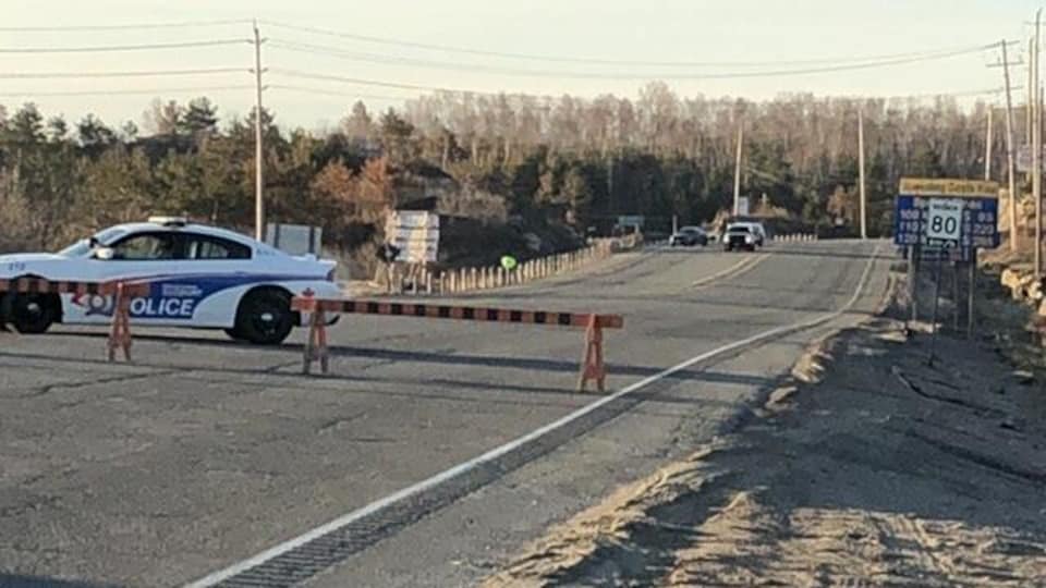 Une voiture de police bloque la circulation