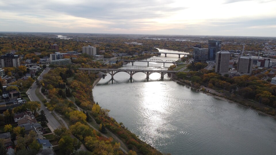 Vue aérienne de Saskatoon, de son centre-ville, des ponts et de la rivière Saskatchewan Sud.