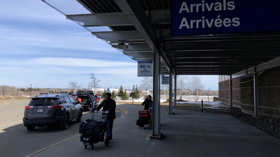 COVID-19 : un passager déclaré positif est passé par l'aéroport de Moncton