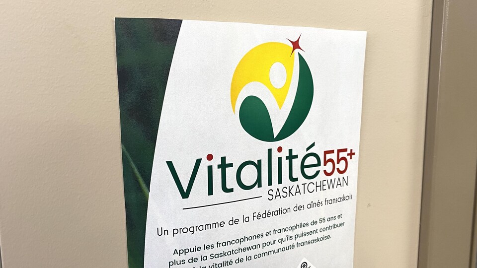 Affiche et logo de Vitalité 55+, organisation pour les aînés fransaskoise.