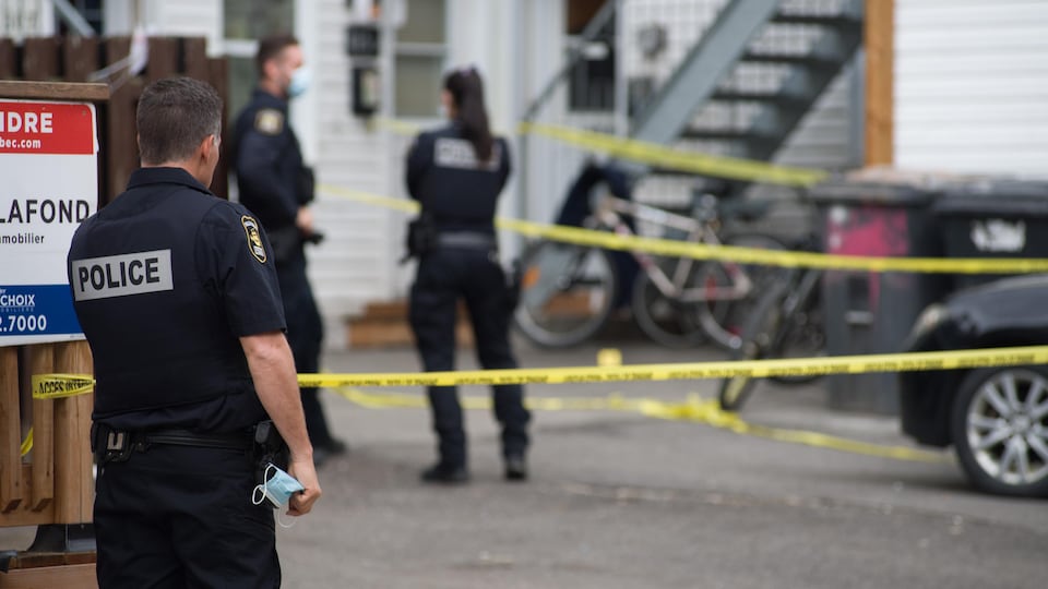 Trois policiers sur les lieux de l'agression.