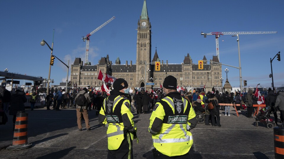 Des travailleurs paramédicaux à Ottawa lors de la manifestation.