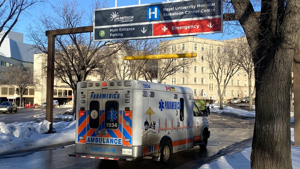 Une ambulance Medavie en direction de l’Hôpital royal de Saskatoon en hiver.