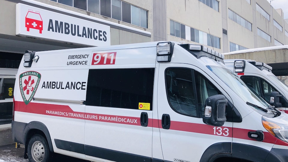 Ambulances devant l'entrée d'un hôpital.