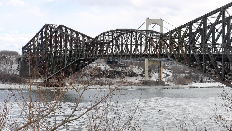La facture pour la peinture et l’entretien du pont de Québec pourrait approcher les 800 millions de dollars sur 25 ans.