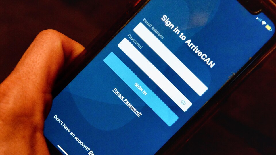 Un téléphone cellulaire sur lequel est affiché l'application ArriveCAN.
