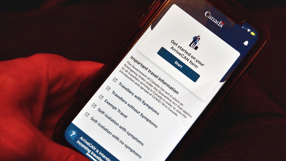 L'application ArriveCAN sur un téléphone intelligent.