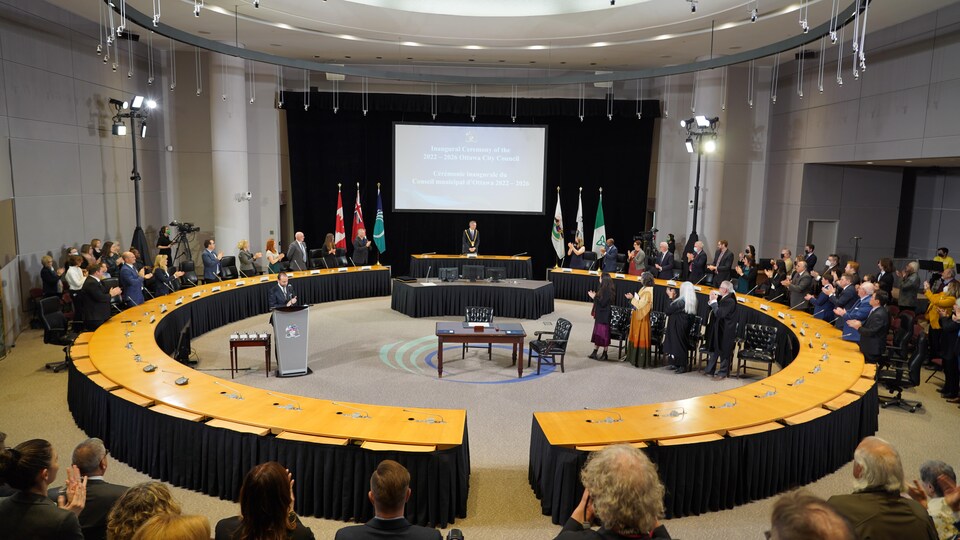 Le nouveau conseil municipal d'Ottawa dans la salle du conseil.