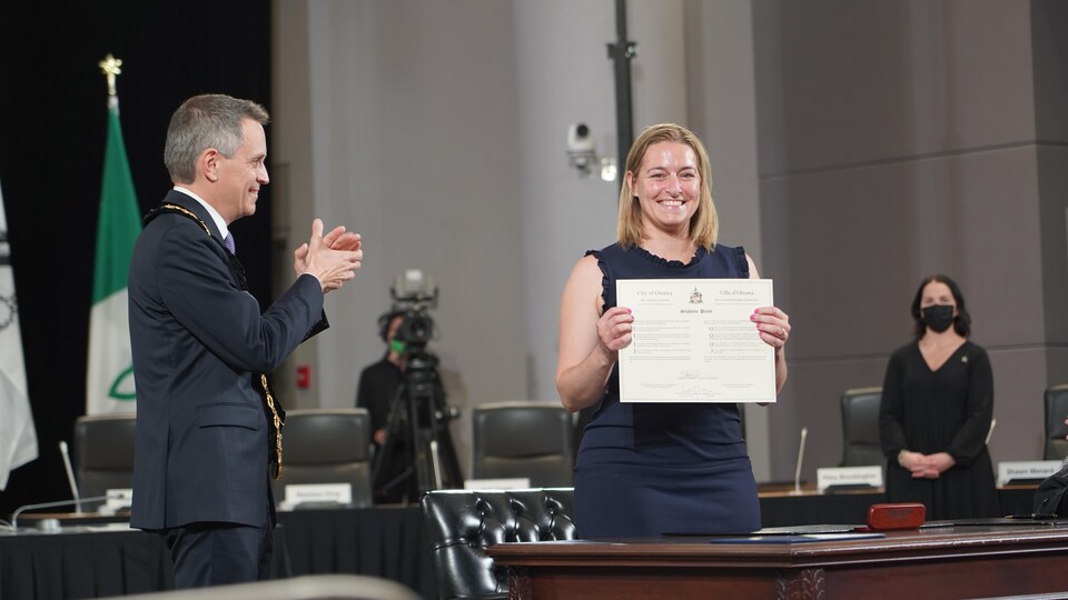 Stéphanie Plante et le maire Mark Sutcliffe lors de l'assermentation du conseil municipal.