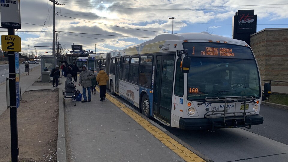 Des passagers embarquent dans des autobus au terminal Mumford d'Halifax.