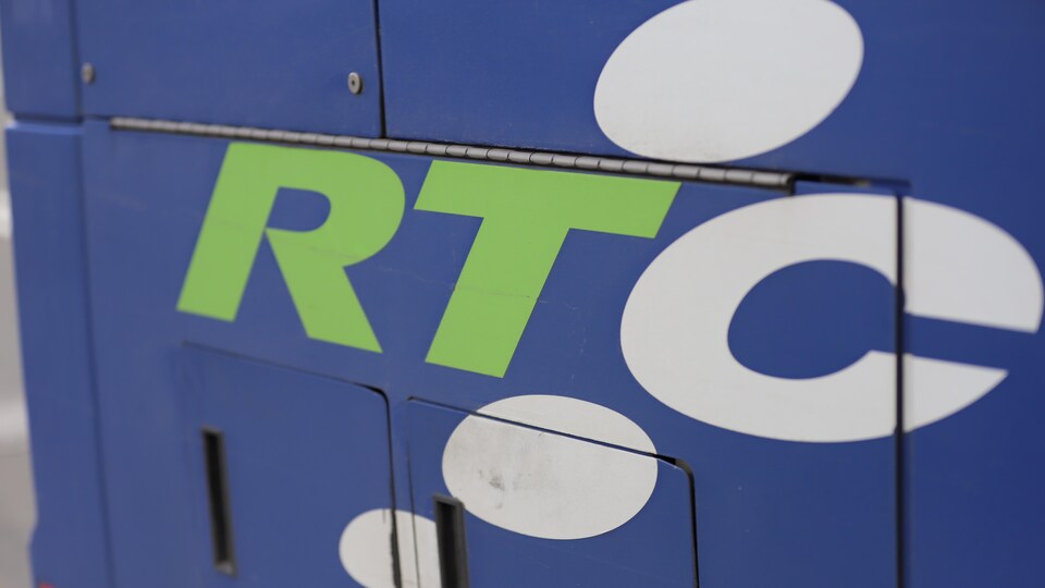Plan rapproché du logo du RTC peint sur un autobus.
