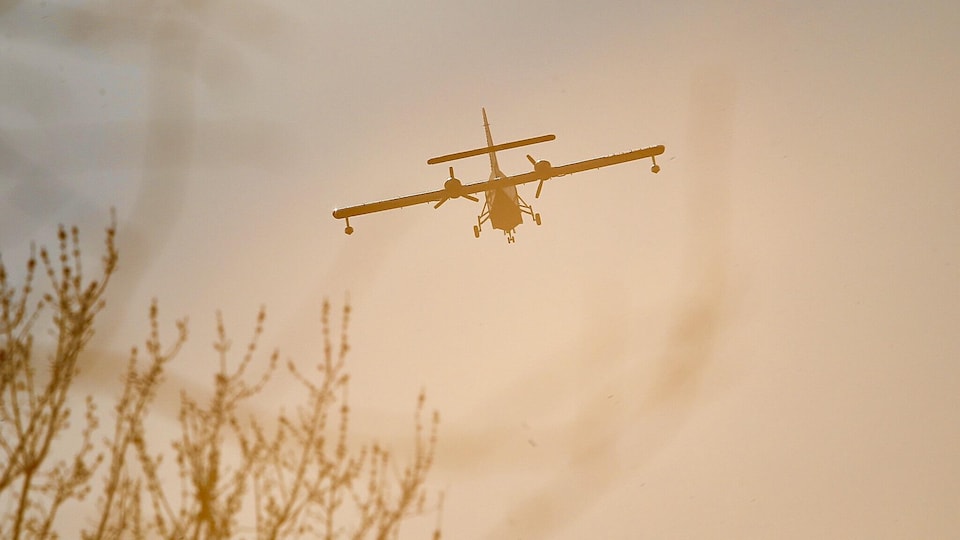Un avion-citerne de la SOPFEU en approche.