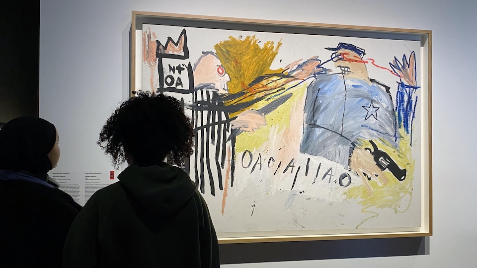 Deux adolescents devant l'œuvre Untitled (Sheriff) de Jean-Michel Basquiat au Musée des beaux-arts de Montréal. 