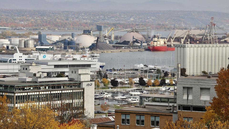Un plan large et éloigné du port de Québec.