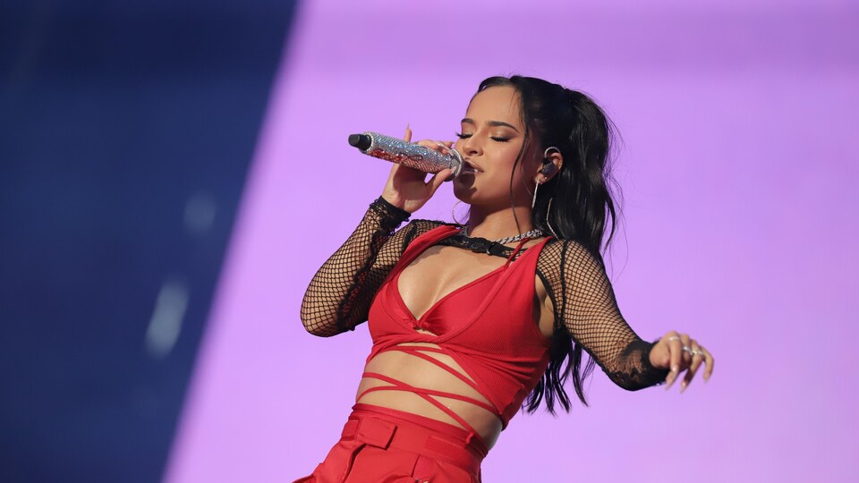 Becky G a un micro en main et chante sur la scène.