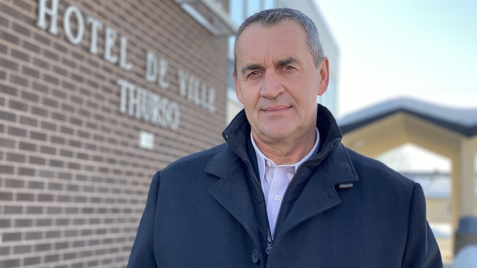 Photo du maire devant l'hôtel de ville.